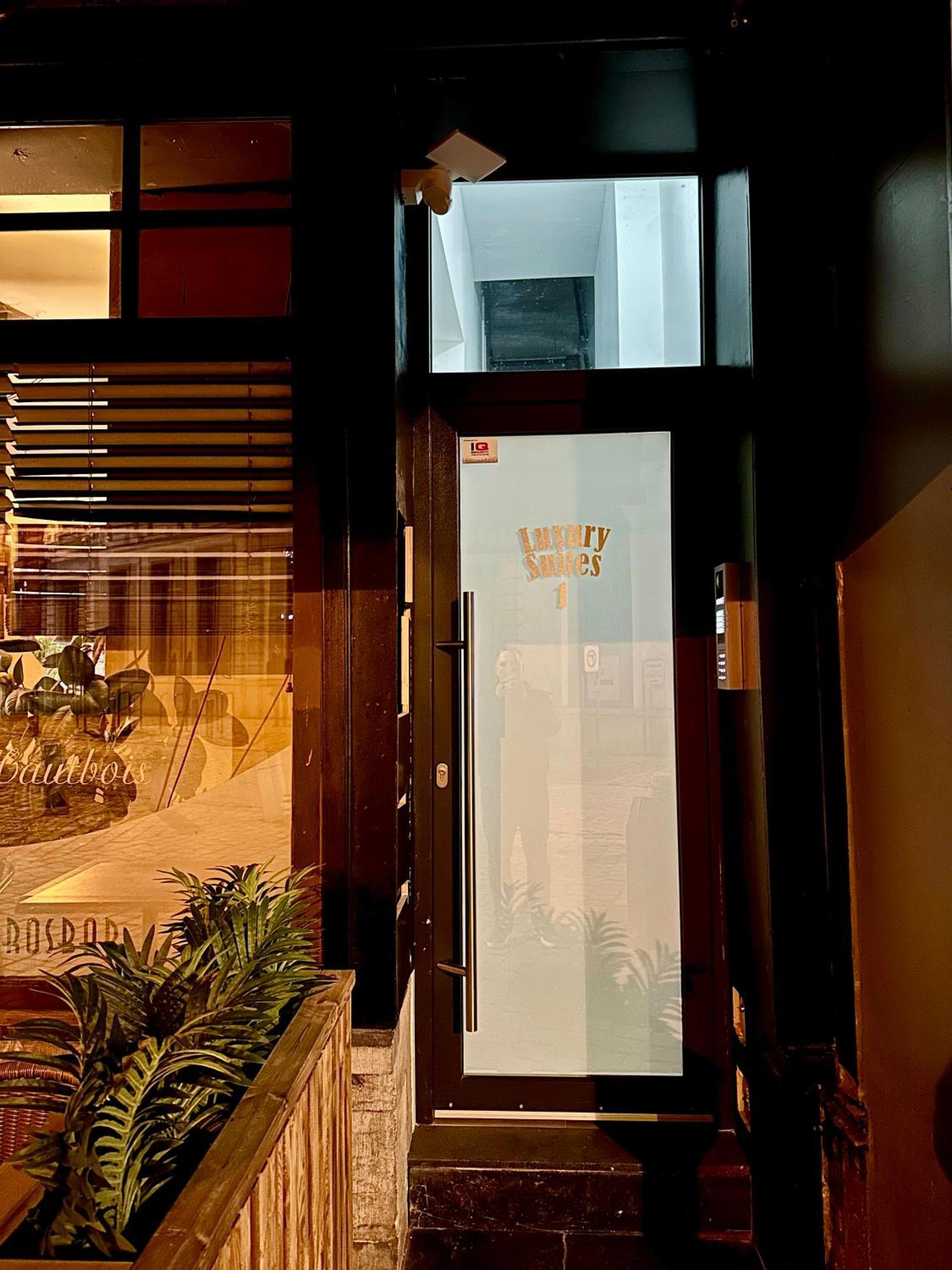 Luxury Suites Mons By Rikas Hotels Exteriör bild