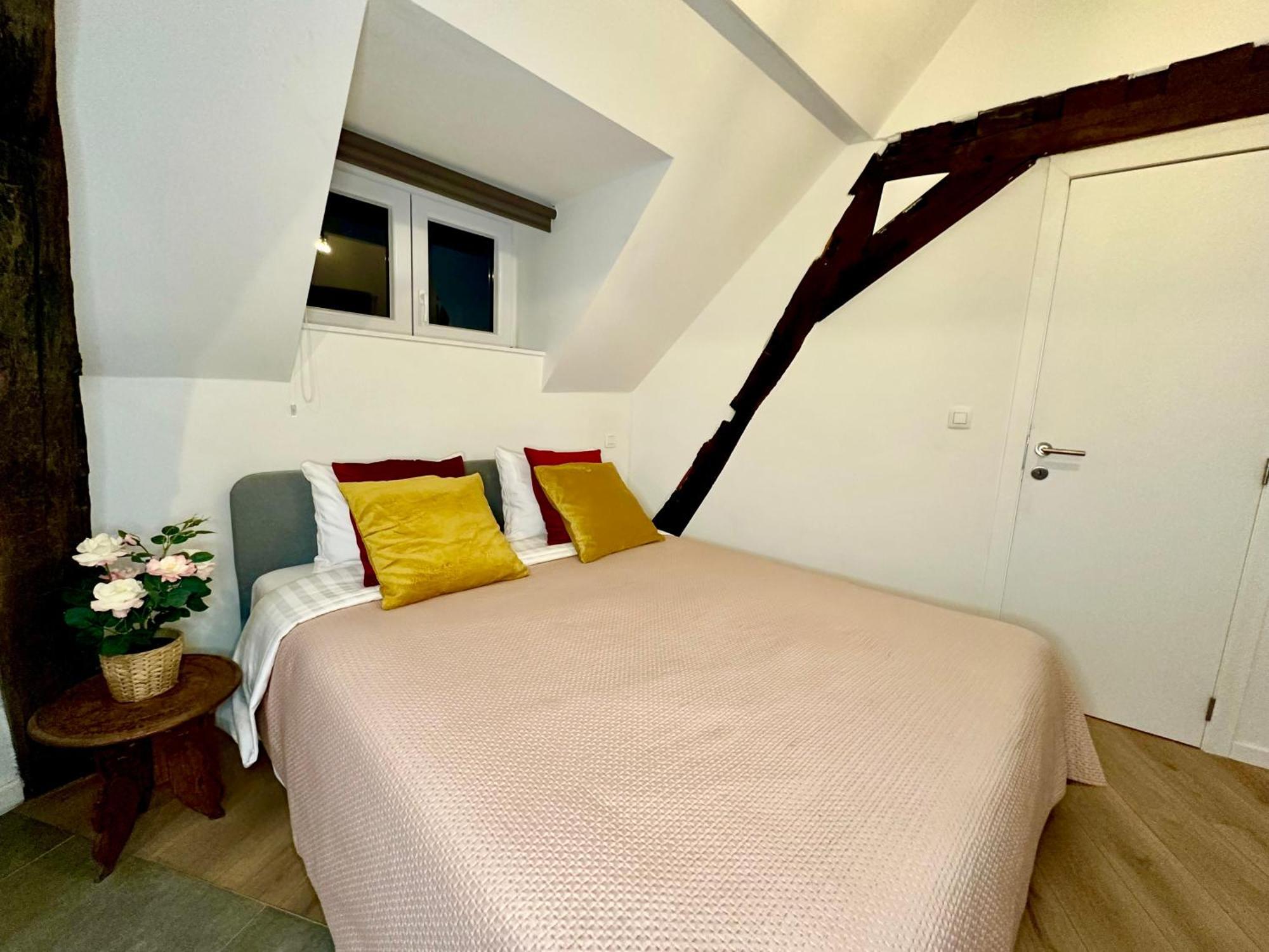Luxury Suites Mons By Rikas Hotels Exteriör bild