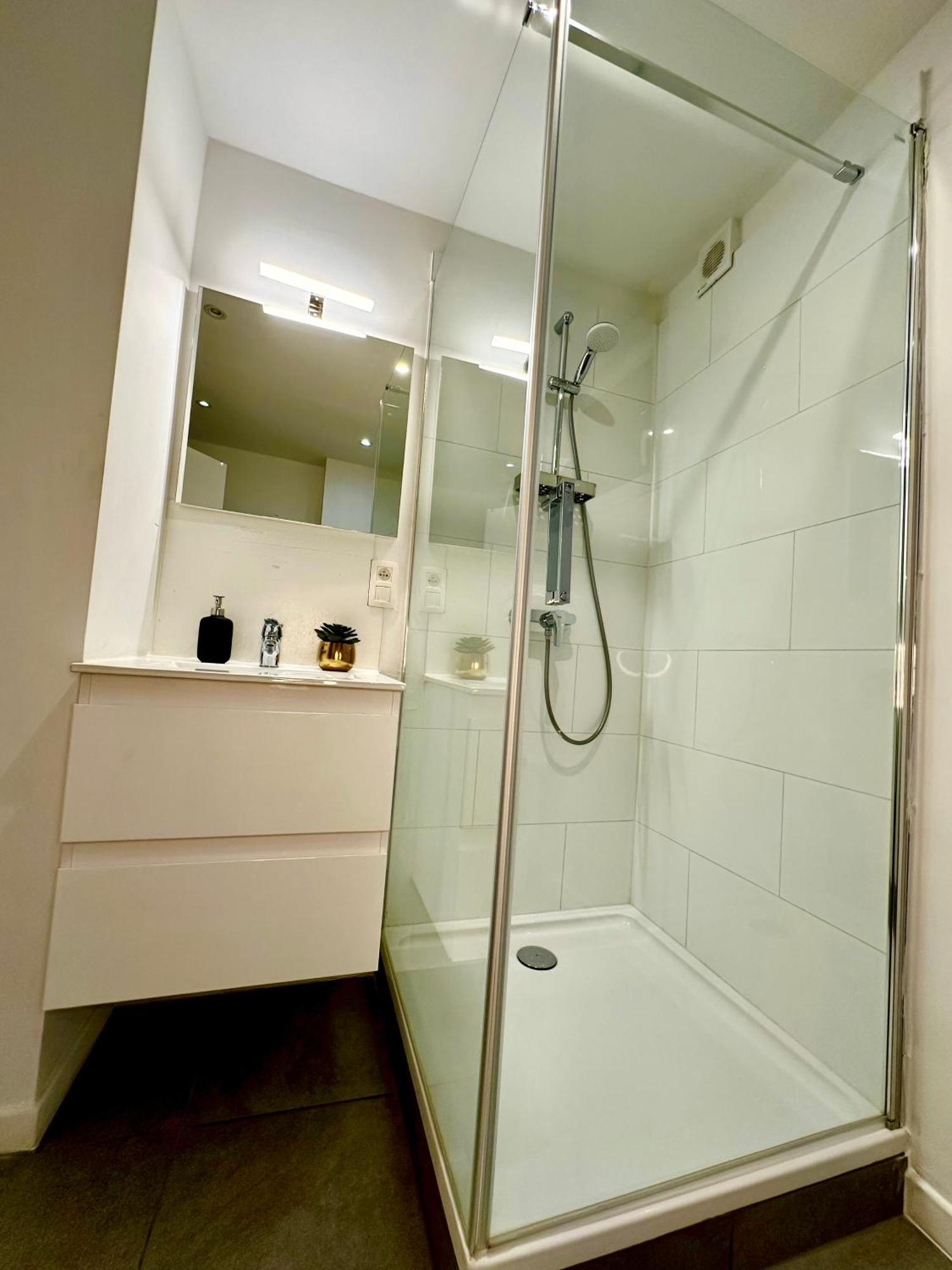 Luxury Suites Mons By Rikas Hotels Exteriör bild