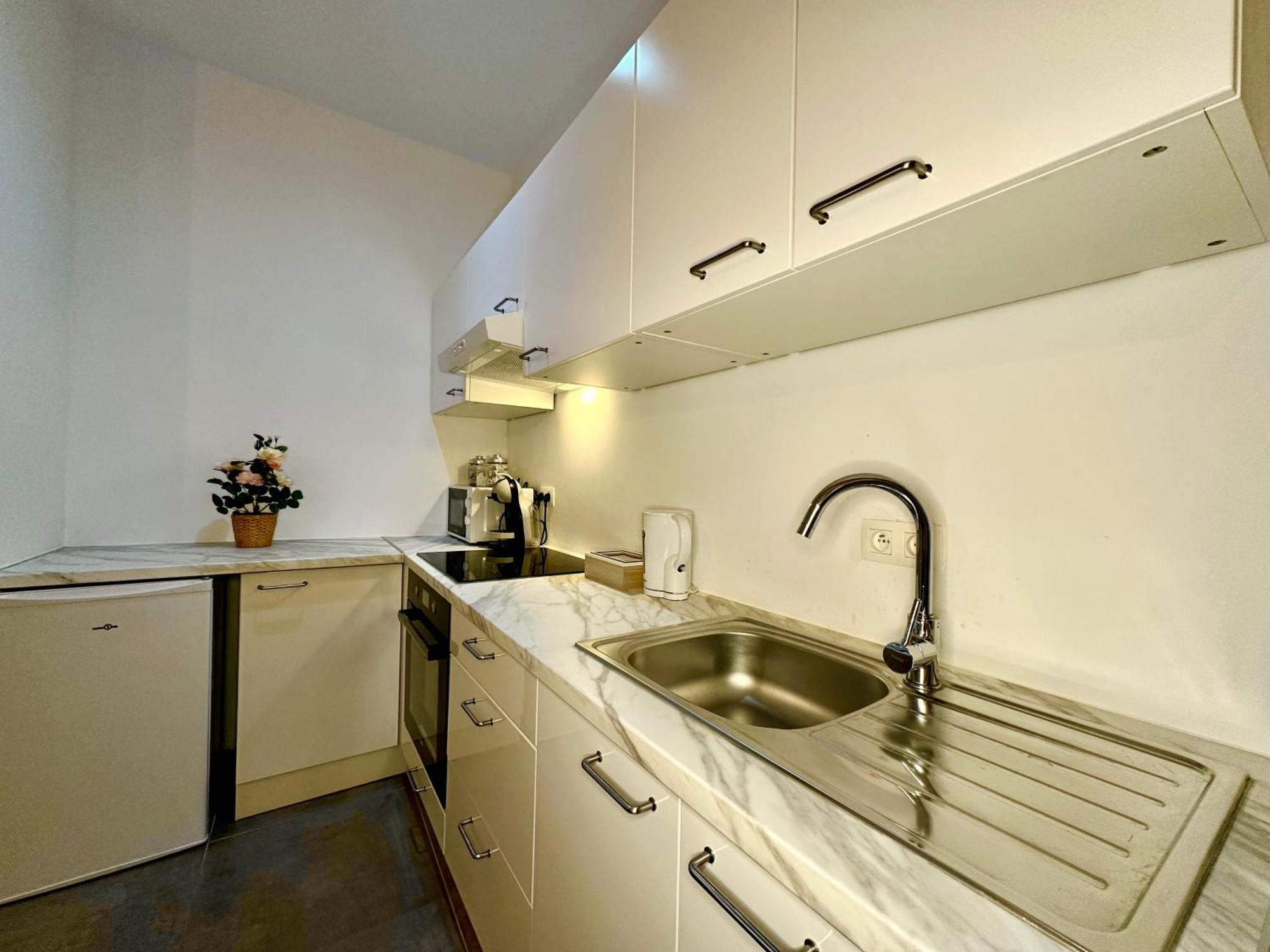Luxury Suites Mons By Rikas Hotels Exteriör bild